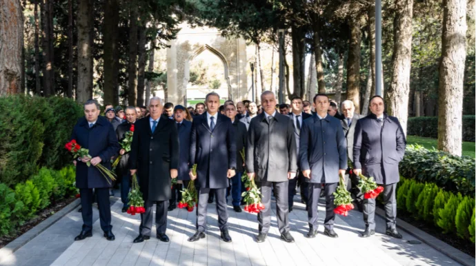 RİNNnin kollektivi Ulu Öndər Heydər Əliyevin məzarını ziyarət edib FOTO