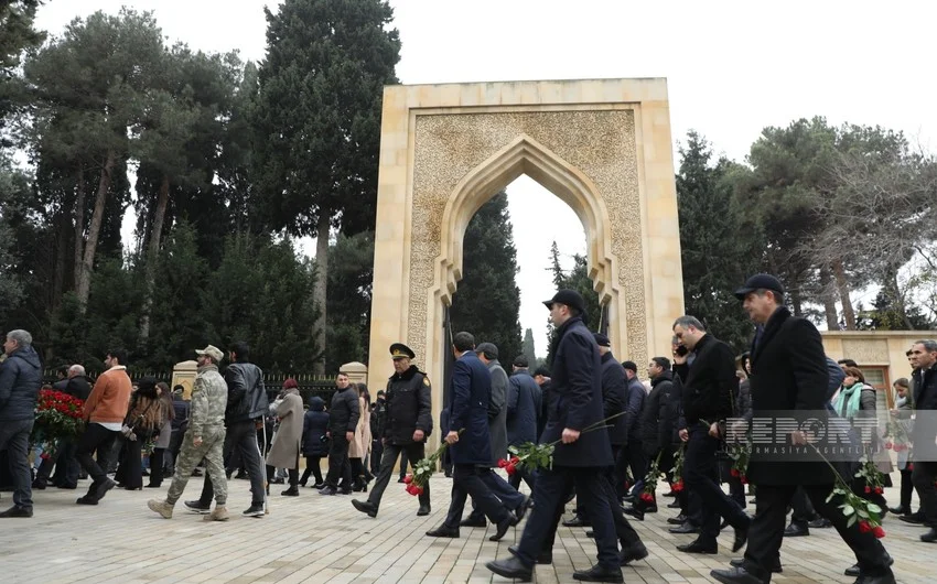 Azərbaycan xalqı Fəxri xiyabanda Ümummilli Liderin məzarını ziyarət edir FOTOLAR