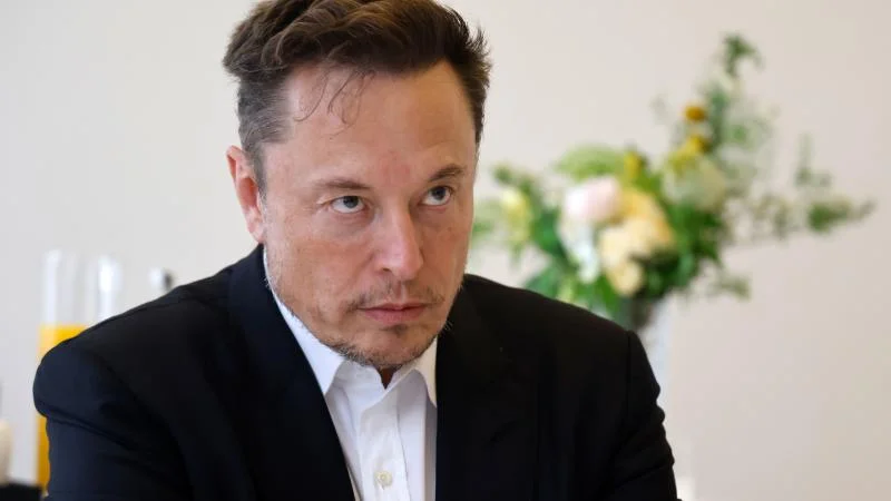 Elon Maskın sərvəti 400 milyard dolları ötür