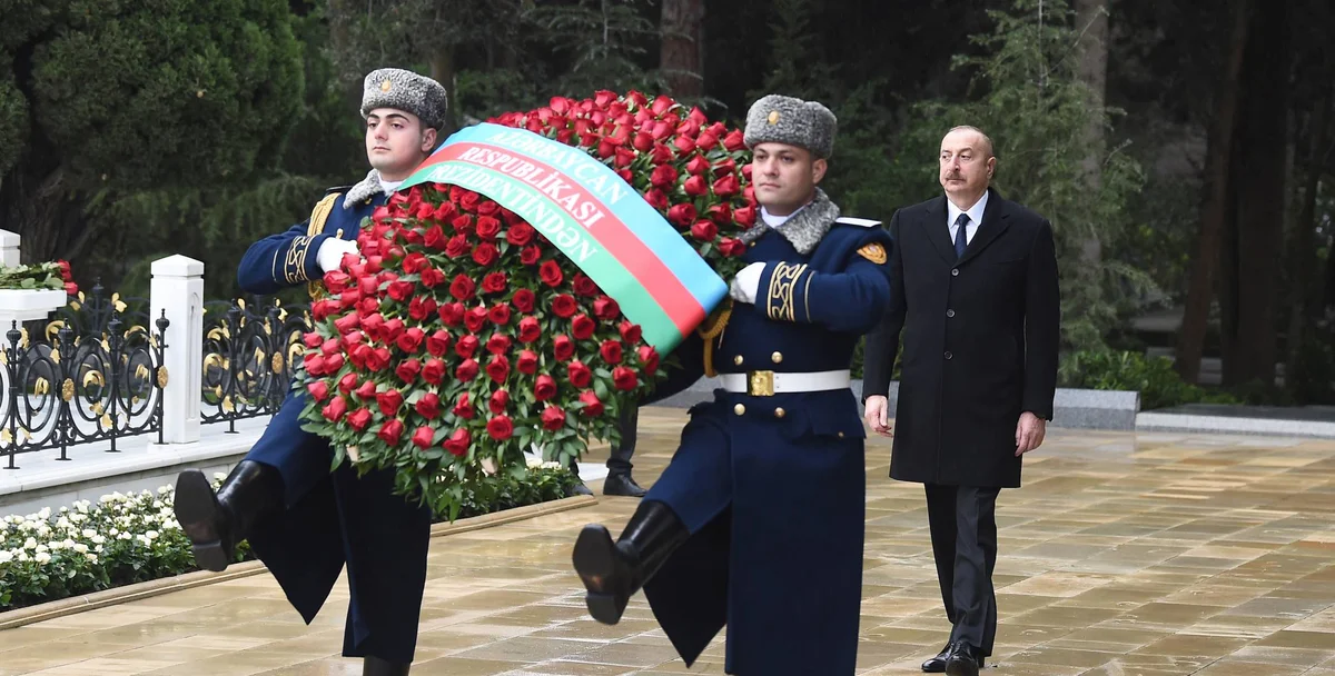 Prezident və birinci xanım Ümummilli Lider Heydər Əliyevin məzarını ziyarət ediblər