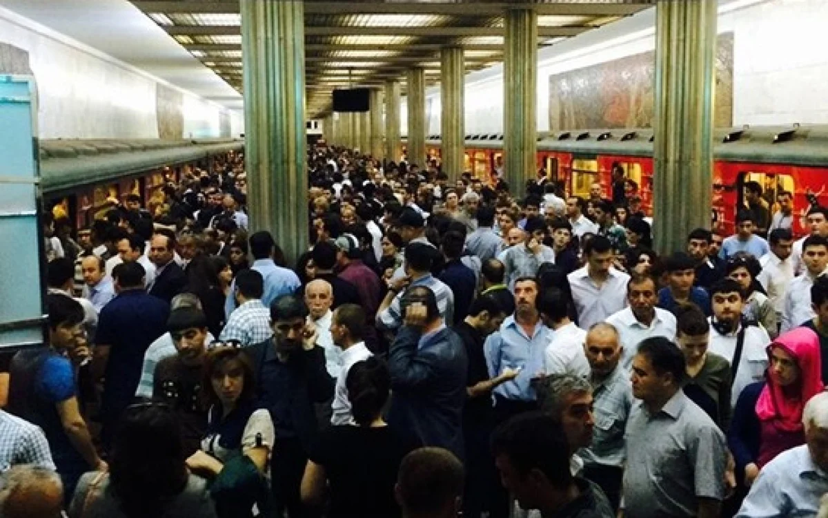 Metroda problem yarandı Sərnişinlər düşürüldü