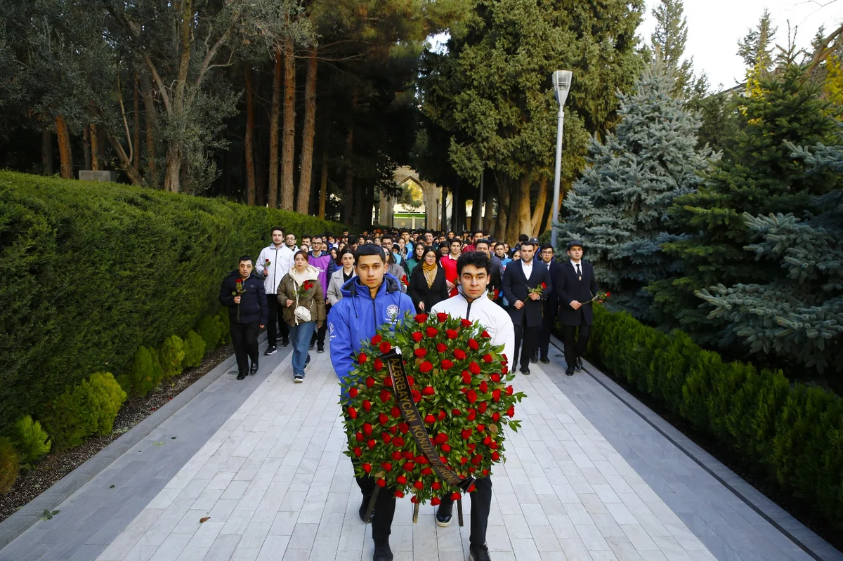 Azərbaycan Könüllüləri Ulu Öndər Heydər Əliyevin məzarını ziyarət ediblər FOTO