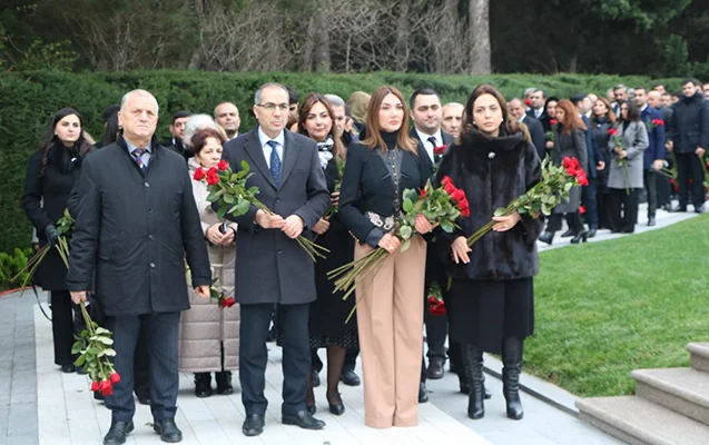 Azərbaycan Universitetinin kollektivi Fəxri xiyabanda Foto