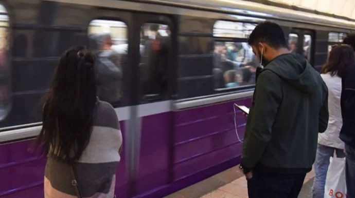 Bakı metrosunda qadın qarət olundu