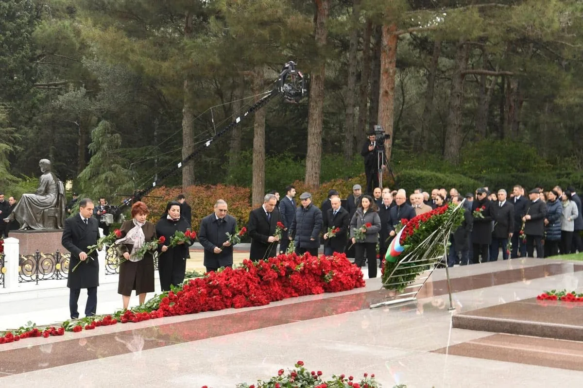 Milli Məclisin kollektivi Fəxri xiyabanda Ulu Öndər Heydər Əliyevin məzarını ziyarət edib FOTO Yeni Gündəm