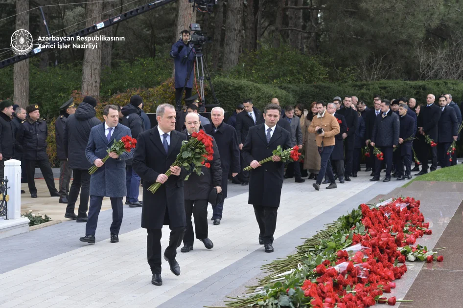 Xarici İşlər Nazirliyinin kollektivi Ulu Öndərin məzarını ziyarət edib