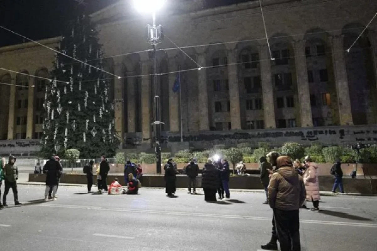 У парламента в Тбилиси мирно завершилась акция протестаОБНОВЛЕНО