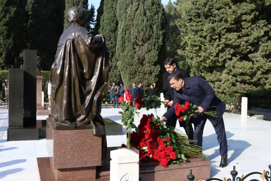 MEDİAnın və Audiovizual Şuranın nümayəndələri Ümummilli Liderin məzarını ziyarət ediblər