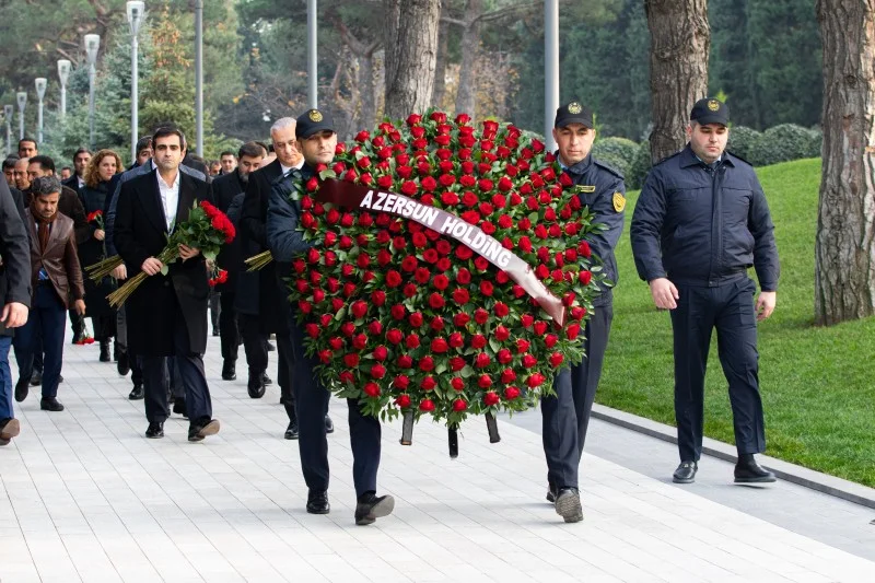 “Azərsun Holdinqin rəhbər heyəti Ulu Öndərin məzarını ziyarət edib FOTOLAR