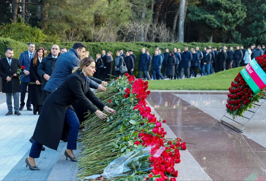 TƏBİBin kollektivi Ümummilli Liderin məzarını ziyarət ediblər AZƏRTAC