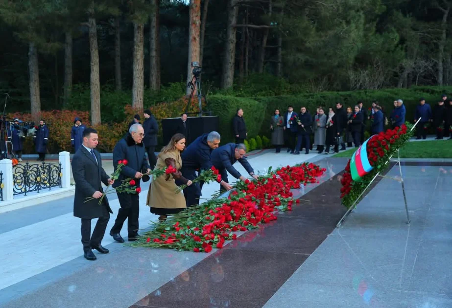 QHTlərə Dövlət Dəstəyi Agentliyinin kollektivi Ümummilli Liderin məzarını ziyarət edib AZƏRTAC