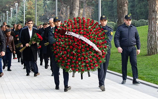 “Azərsun Holdinq” rəhbərliyi Ulu Öndərin məzarını ziyarət etdi Fotolar