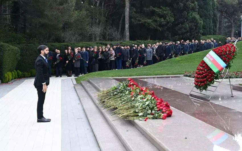 SOCARın kollektivi Ulu Öndər Heydər Əliyevin məzarını ziyarət edib FOTO