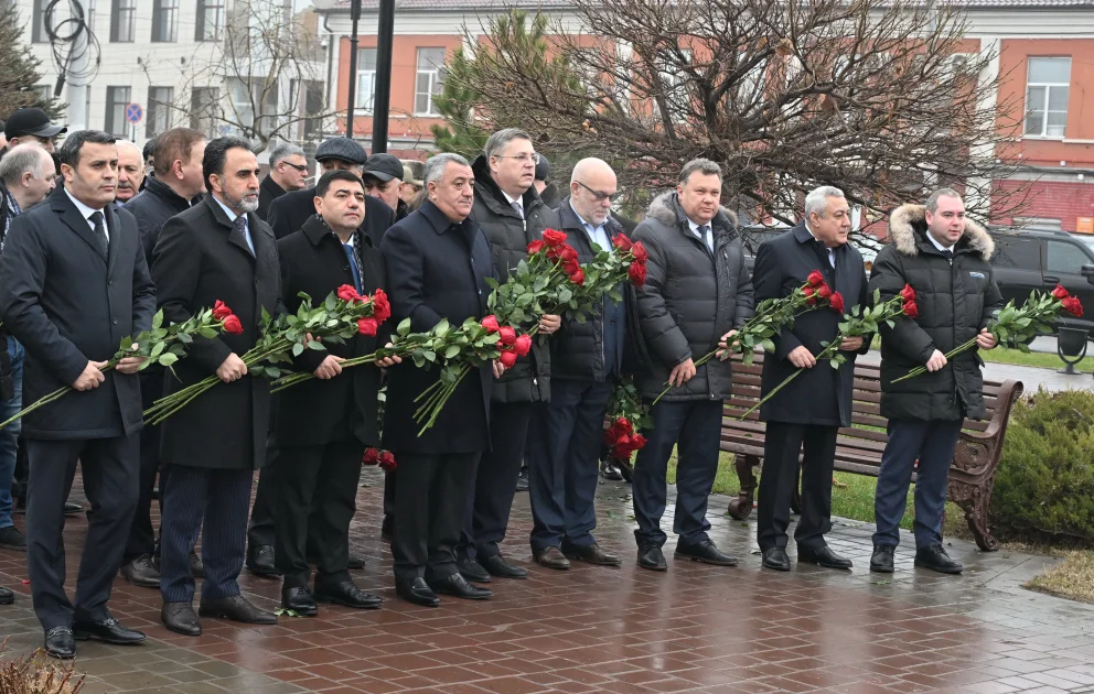 Azərbaycan nümayəndə heyəti Həştərxanda Ümummilli Liderin abidəsini ziyarət edib AZƏRTAC Video Azərbaycan Dövlət İnformasiya Agentliyi