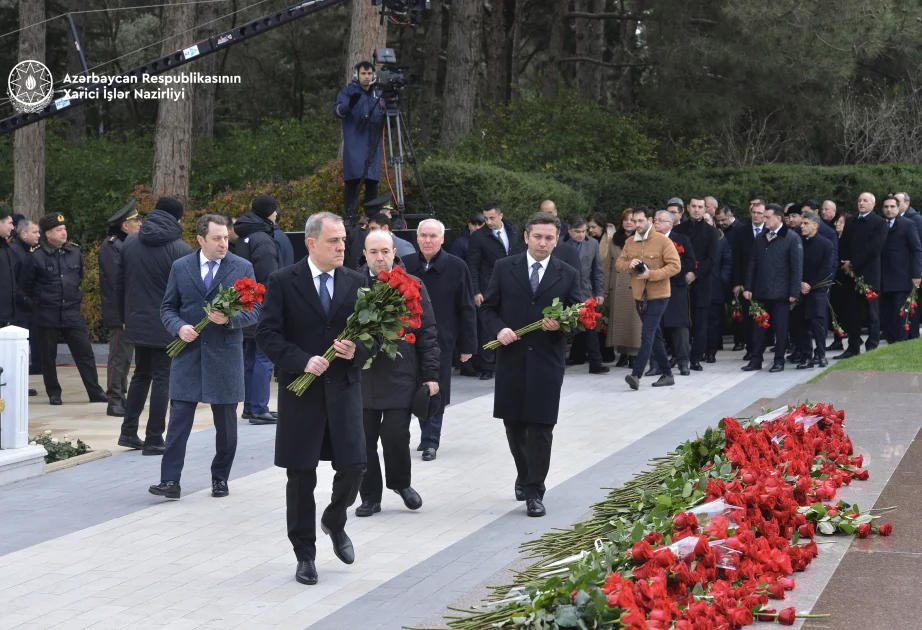 Xarici İşlər Nazirliyinin kollektivi Ulu Öndərin məzarını ziyarət edib AZƏRTAC