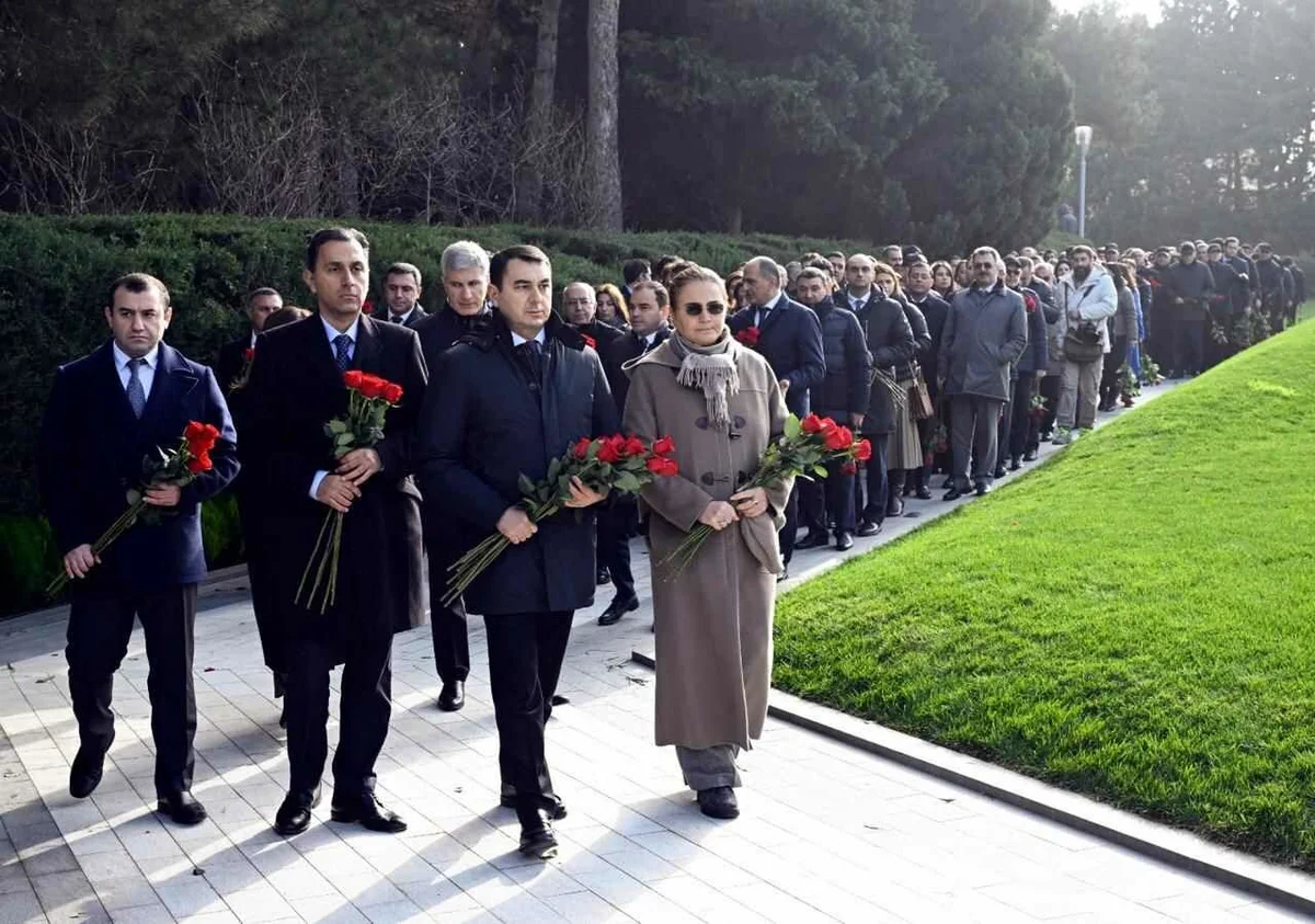 Mədəniyyət Nazirliyinin kollektivi Ümummilli lider Heydər Əliyevin məzarını ziyarət etdi