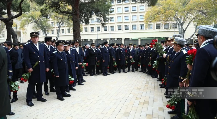 Azərbaycan xalqı Fəxri xiyabanda Ümummilli Liderin məzarını ziyarət edir