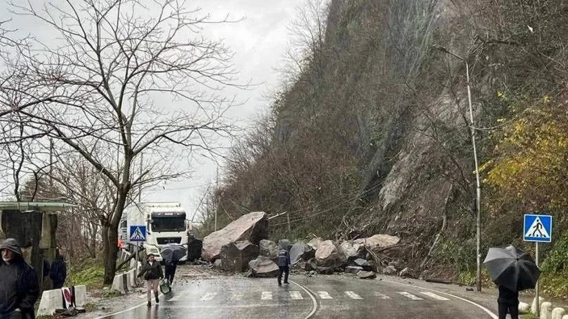 BatumiSarpi mərkəzi avtomobil yolunda yenidən sürüşmə baş verib