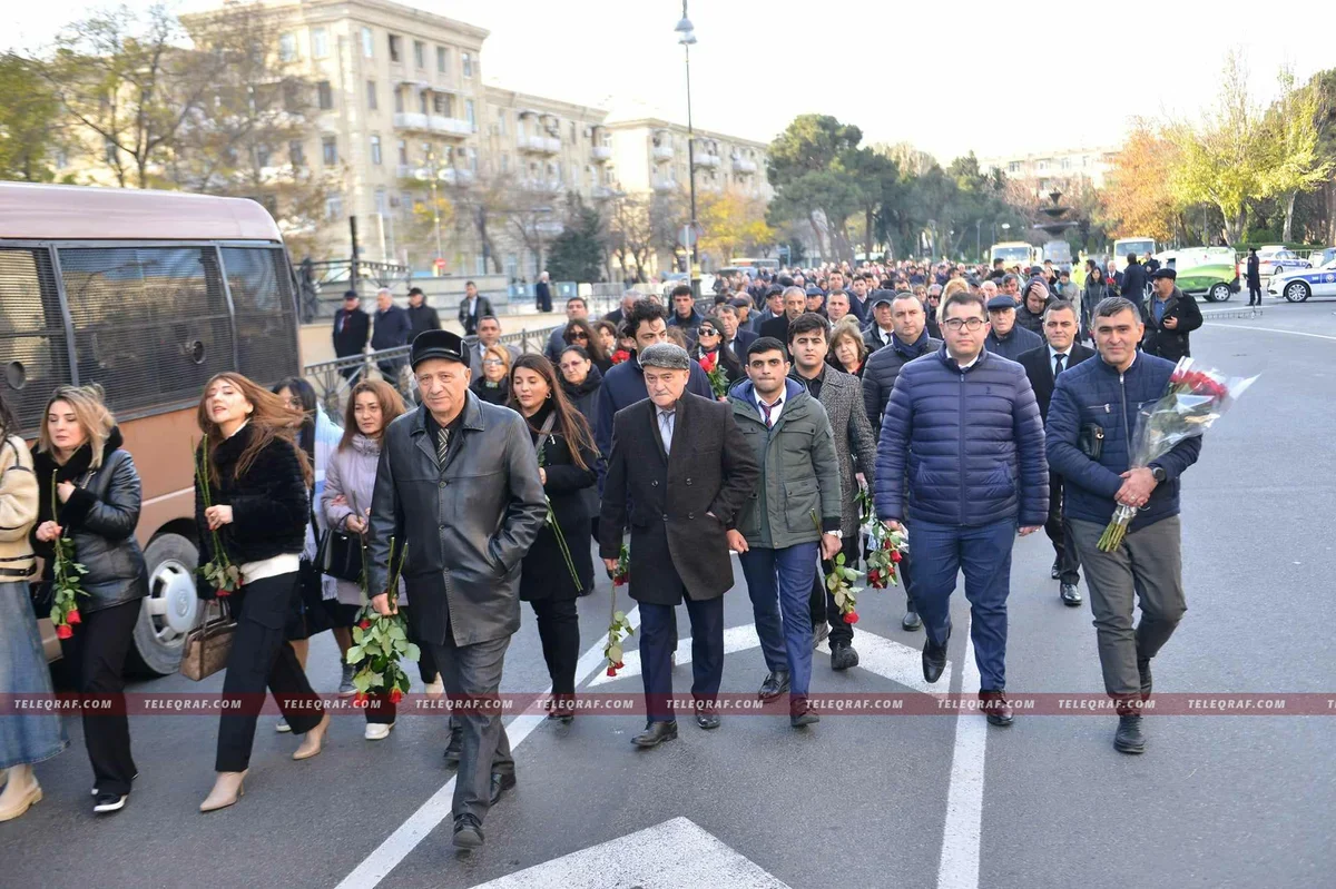 Azərbaycan xalqı Ümummilli Liderin məzarını ziyarət edir