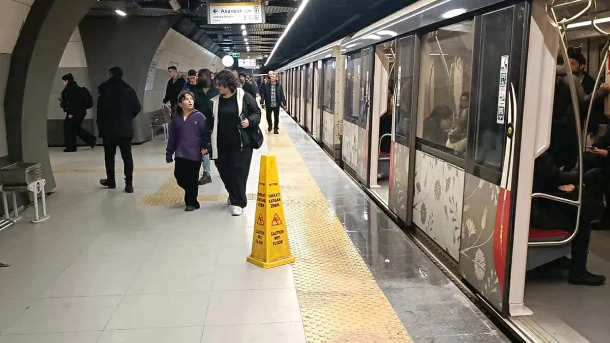 İstanbulda metronun tavanından su axıb