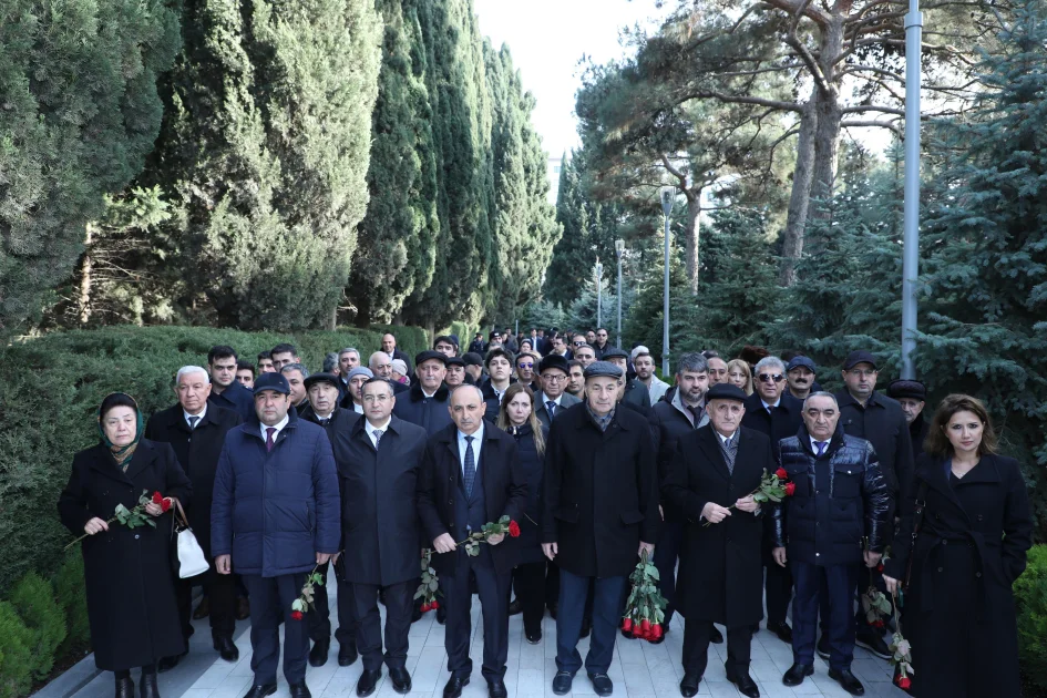 İcma kollektivi Ümummilli Liderin məzarını ziyarət edib