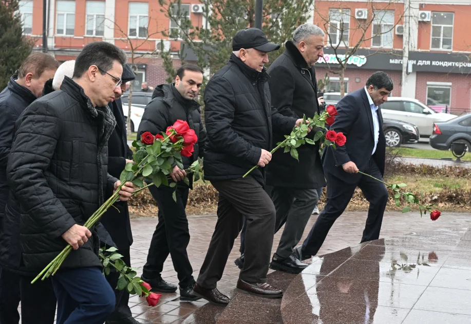 Azərbaycan nümayəndə heyəti Həştərxanda Ümummilli Lider abidəsi ziyarət edib