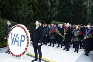 Yeni Azərbaycan Partiyasının nümayəndələri Ulu Öndər Heydər Əliyevin xatirəsini yad ediblər