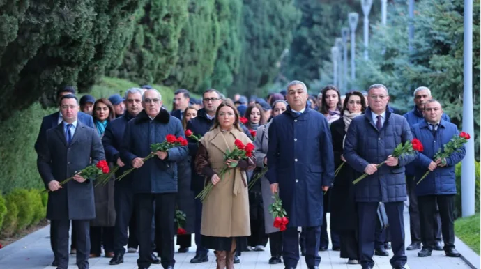 QHTlərə Dövlət Dəstəyi Agentliyinin kollektivi Ümummilli Liderin məzarını ziyarət edib FOTO