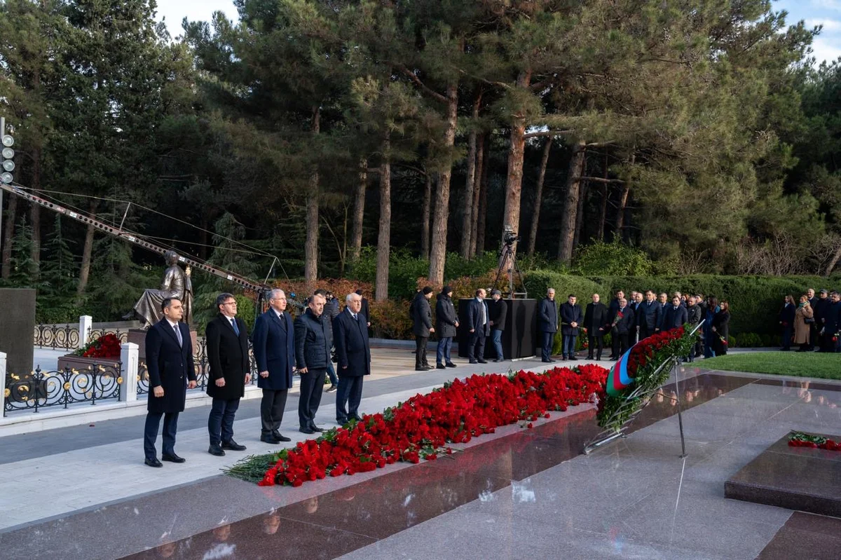 ETSN kollektivi Fəxri xiyabanda Ulu Öndər Heydər Əliyevin xatirəsini yad edib FOTO Yeni Gündəm