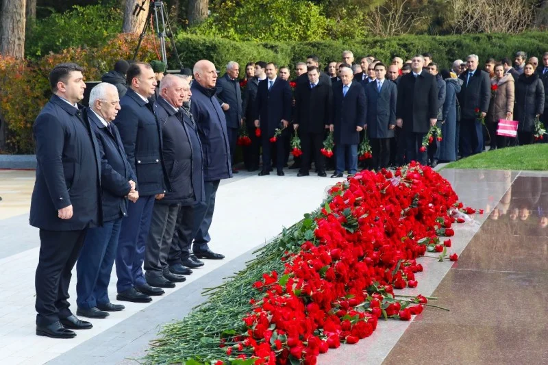 Ulu Öndər Heydər Əliyevin məzarı ziyarət olunub FOTOLAR KONKRET