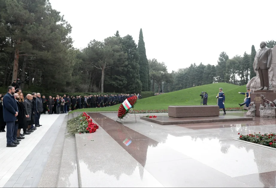 SOCARın kollektivi Ulu Öndər Heydər Əliyevin məzarını ziyarət edib AZƏRTAC