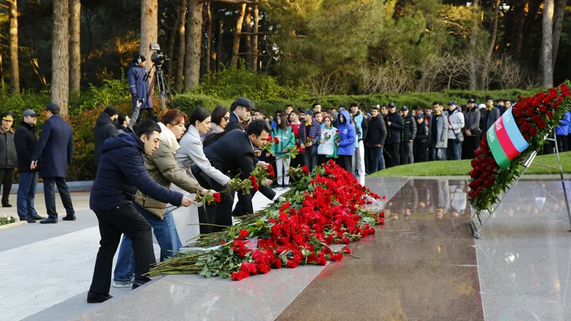 Azərbaycan Könüllüləri Ulu Öndər Heydər Əliyevin məzarını ziyarət etdi