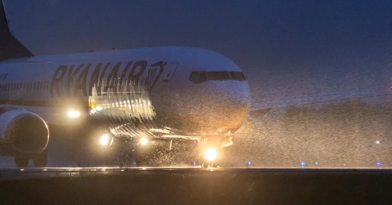 Londonda sərnişin təyyarəsi hasara çırpıldı