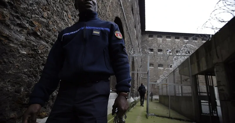 Fransa həbsxanalarında genişmiqyaslı əməliyyatlar həyata keçirilib