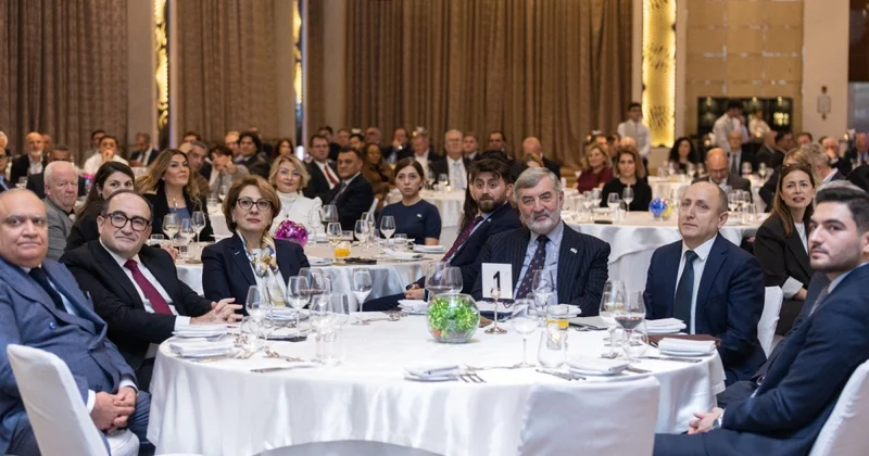 Lord Con Alderdaysın şərəfinə şam yeməyi verilib