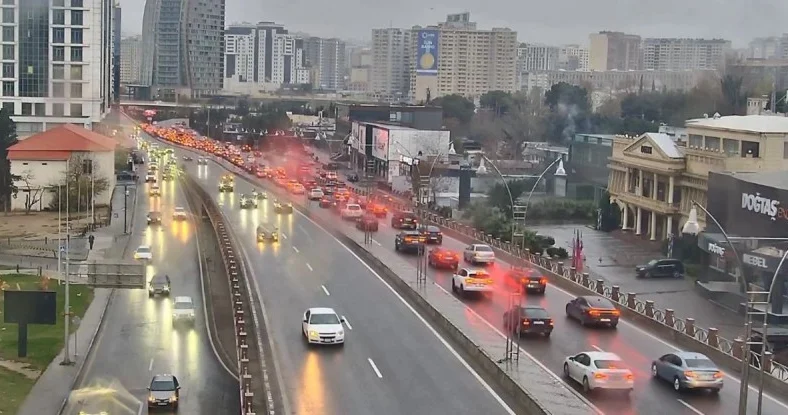Bakının çiskinli yollarında tıxac var SİYAHI