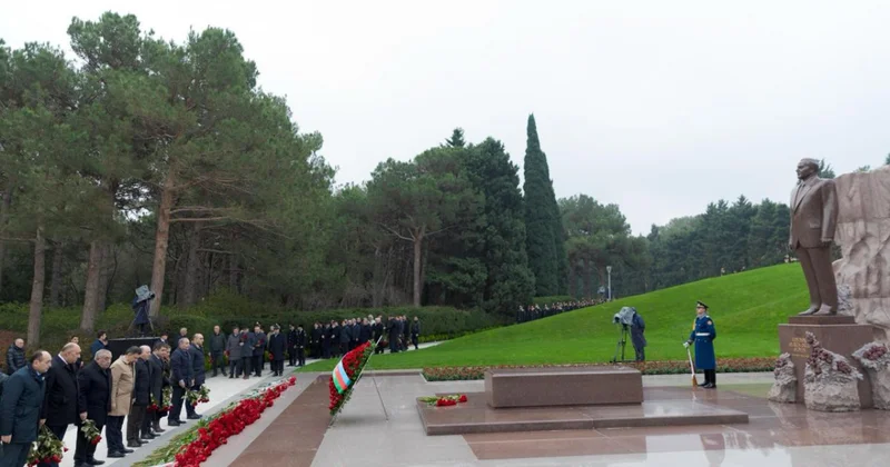 ATU rəhbərliyi Fəxri Xiyabanı ziyarət edib