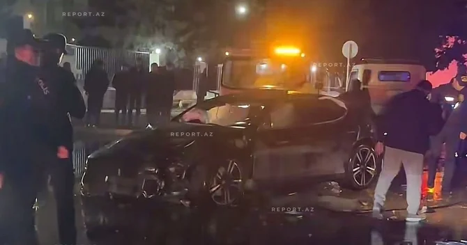 Bakıda qəza: Porsche və Volkswagen toqquşdu