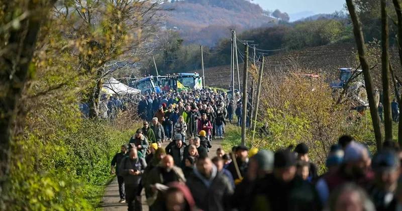 Fransada etirazçılara qarşı gözyaşardıcı qaz və səs qumbarasından istifadə edilib