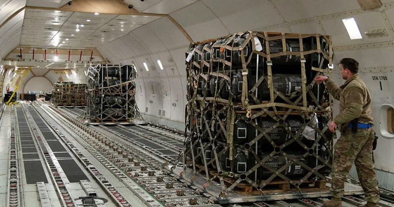 Пока Трамп добивался мира с Россией число поддерживающих поставки оружия Украине американцев выросло до рекорда