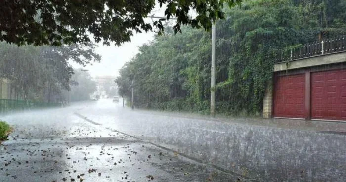 Bir günlük leysan yağış Bakıda yolu sıradan çıxardı: Problemin kökündə nə dayanır?