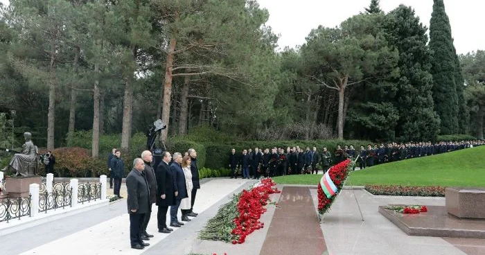 Ali Məhkəmənin və Məhkəmə Hüquq Şurasının kollektivi Ulu Öndərin xatirəsini yad edib FOTO