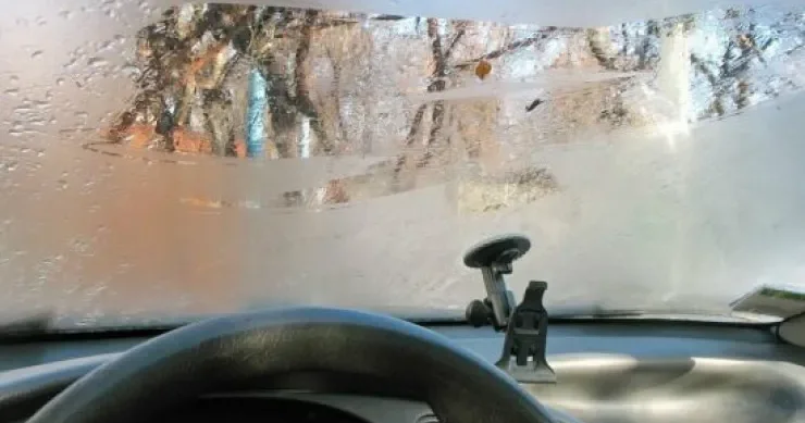 Avtomobilin şüşəsi niyə parlanır? Qarşısını almaq yolları