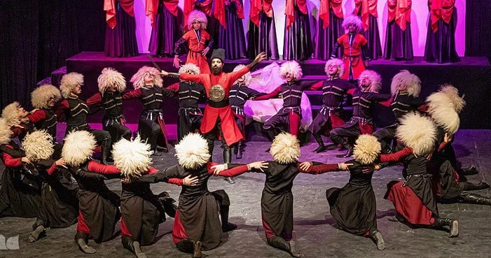 Təbrizdə Koroğlu tamaşasına qarşı çıxmaq istədilər İzləyici axının qarşısını ala bilmədilər VİDEO