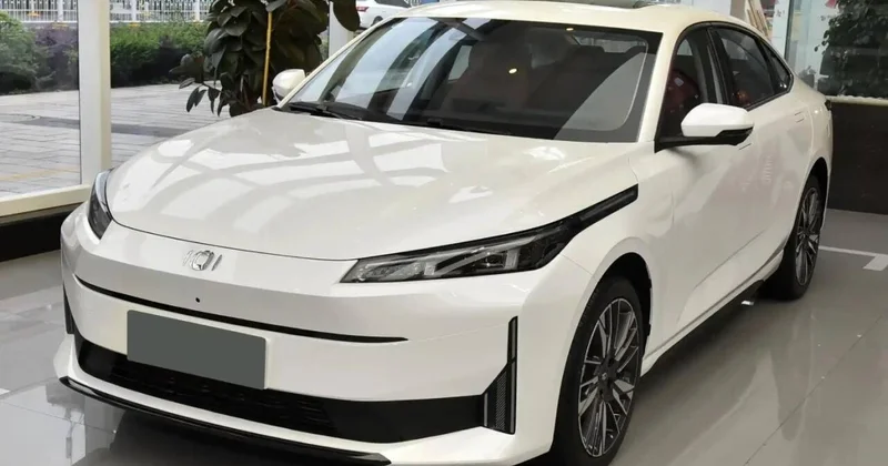 Cəmi 60 min sürülmüş Çin avtomobilində ciddi problem VİDEO