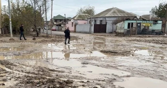 “Maşınlar, avtobuslar bu yolda batır” Sumqayıtda sakinlər çıxılmaz durumda VİDEO
