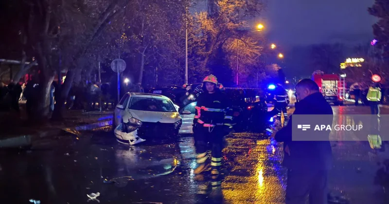 Bakıda qəzaya uğrayan avtomobil qaz borusuna çırpılıb, yanğın olub FOTO VİDEO YENİLƏNİB