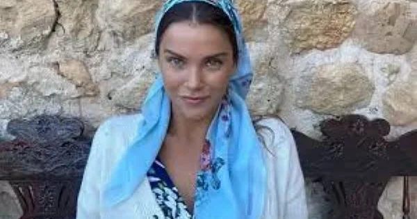 Uzaq Şəhər in Pakizə si cəsur pozada FOTOLAR