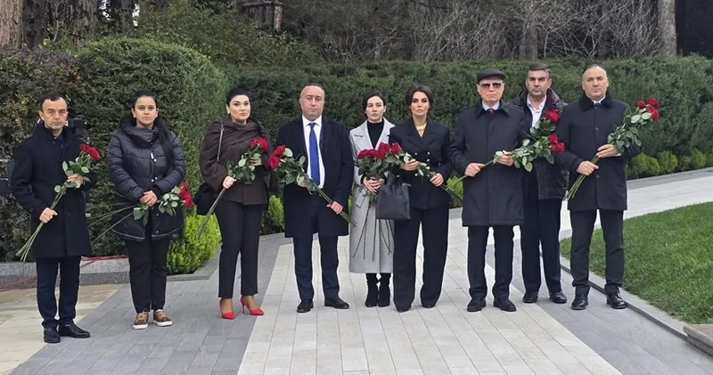 DMX yanında İctimai Şuranın üzvləri Ulu Öndərin xatirəsini anıb