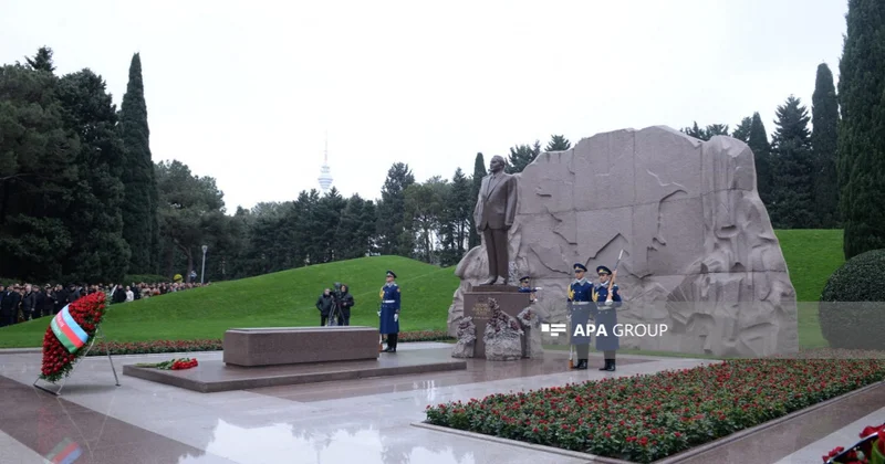 Rəsmi şəxslər, deputatlar, ictimaiyyət nümayəndələri Fəxri Xiyabanda Heydər Əliyevin məzarını ziyarət edir FOTOLENT